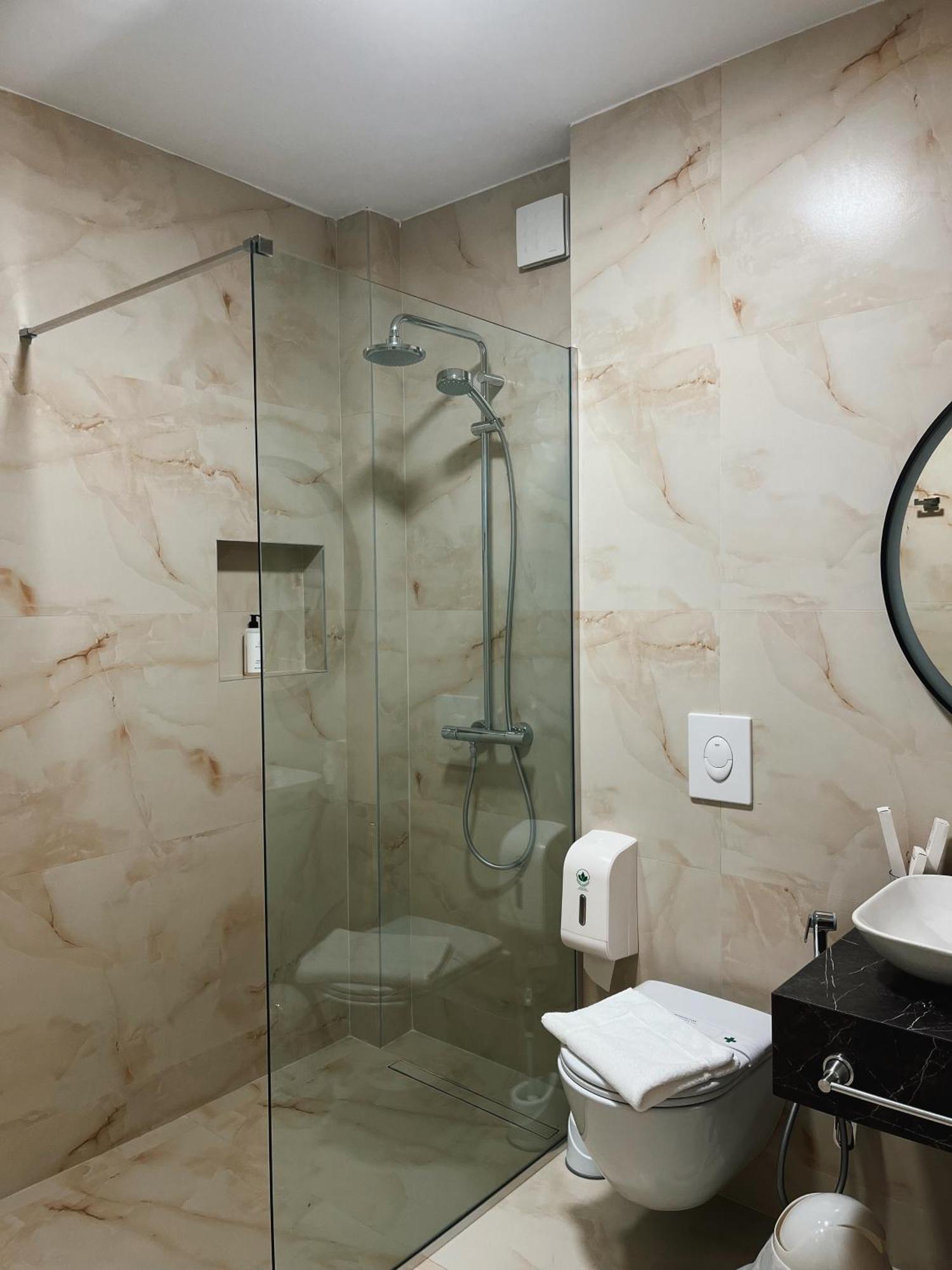 Clinton Tirana Inn מראה חיצוני תמונה