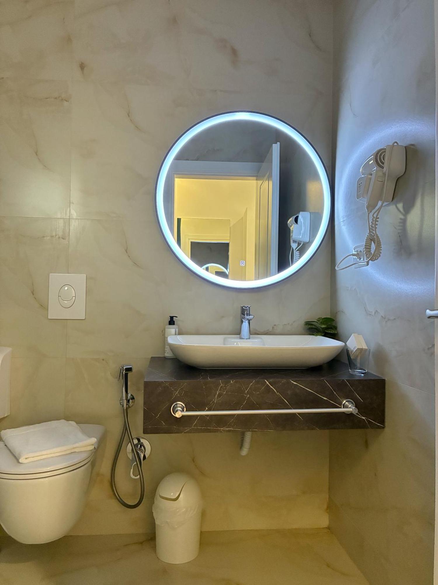 Clinton Tirana Inn מראה חיצוני תמונה